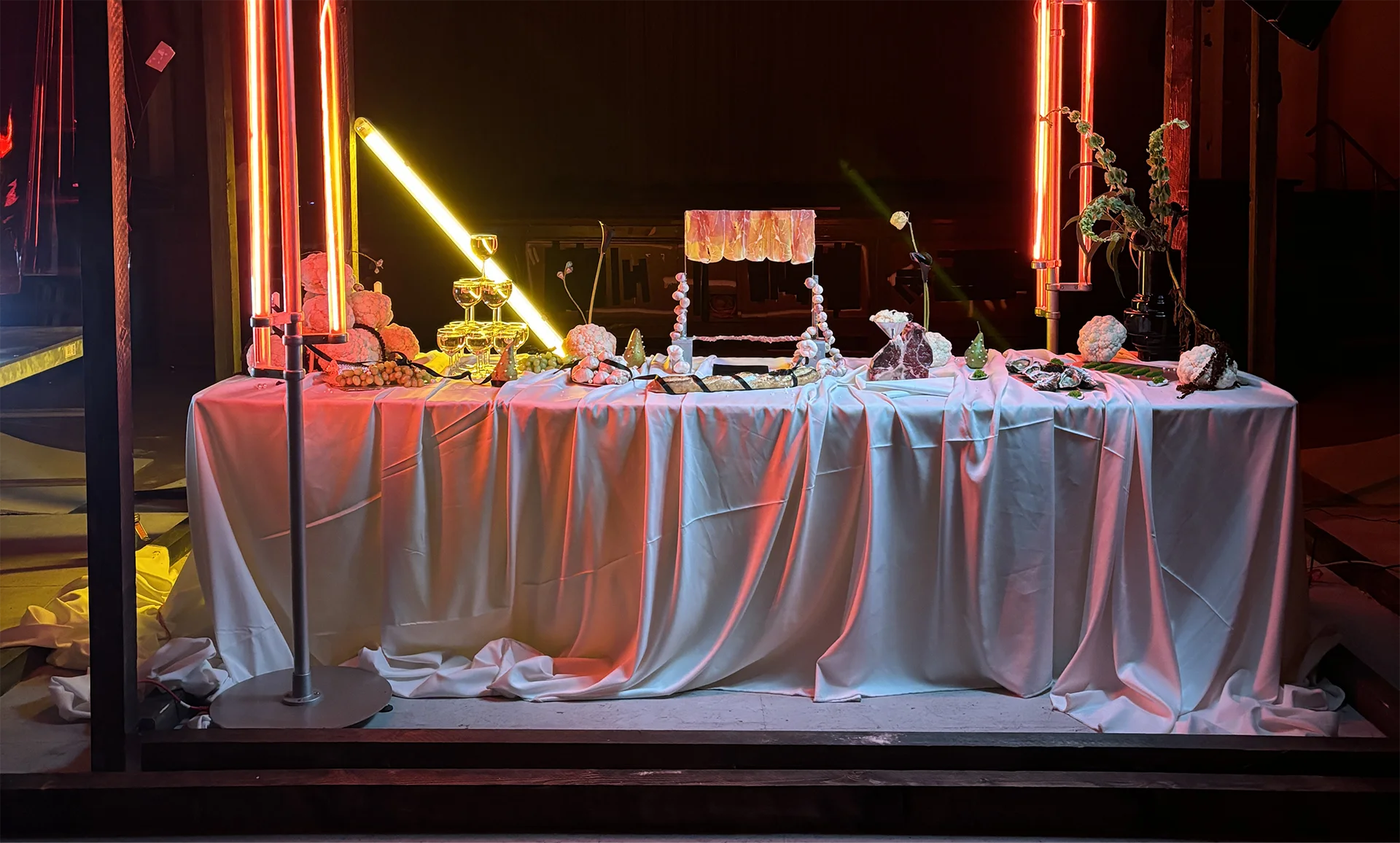 Stilvolle dekoration eines Tisches für ein Event.